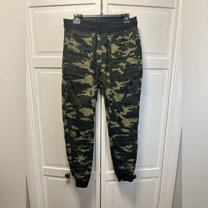 NWT Switch Remarkable Quilted Fleece Motto Joggers Size Men’s Medium Color Camo